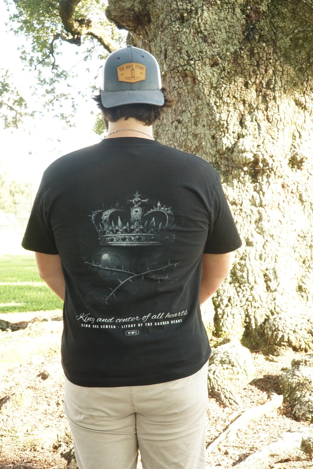 King and Center back print worn, black tee